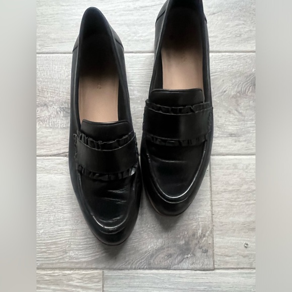 Kate Spade black leather loafers with ruffled design across the top. Size 9M - Picture 3 of 5